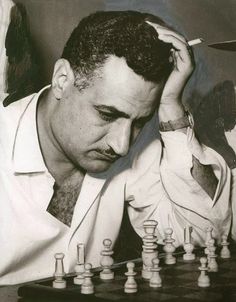 ‘Nasser observa el tablero mientras juega una partida