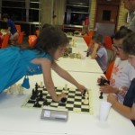 Hay acciones, como coronar, que requieren posturas poco habituales en el mundo del ajedrez