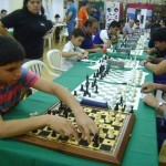 Jesús y su adversario utilizan tableros diferentes. El rival le dicta las jugadas. Foto: Academia Bobby Fischer.