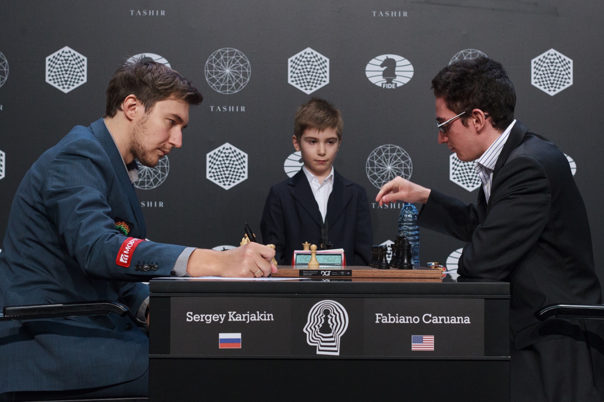 El inicio de la partida clave, después del saque de honor del niño Ártur Magomédov, campeón infantil de Moscú World Chess 