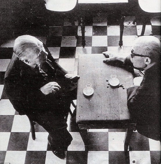 Borges frente a Sábato, con un fondo de cuadros blancos y negros.