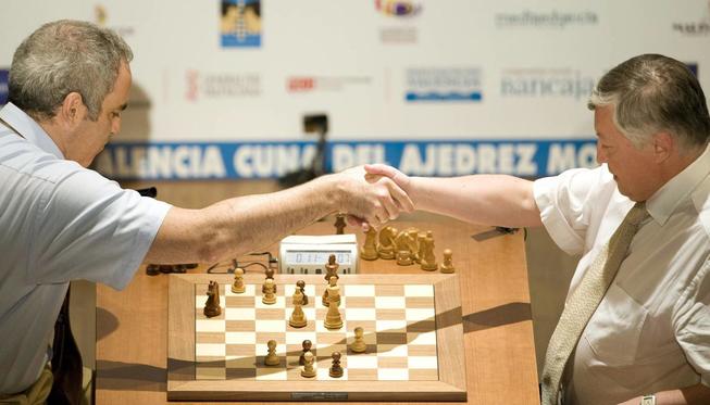Kasparov y Karpov, en su último duelo (EFE/Kai Försterling).