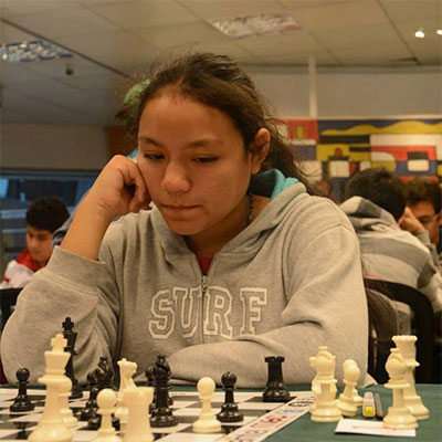 La peruana Melanie Dongo tendrá que jugar a muerte en la última ronda si quiere ser campeona.
