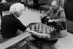 Nabokov-jugando-al-ajedrez-con-su-esposa-300x202