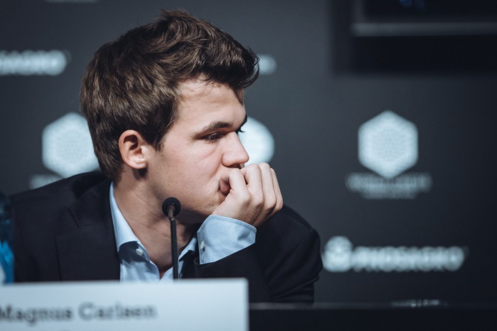 Carlsen espera a Kariakin en la conferencia de prensa antes de marcharse sin empezarla porque el ruso tardaba en llegar. MAX AVDÉIEV