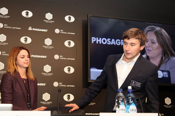 Llegada de Karjakin a la conferencia de prensa despues de perder con Carlsen en la décima partida. Su rostro lo dice todo.