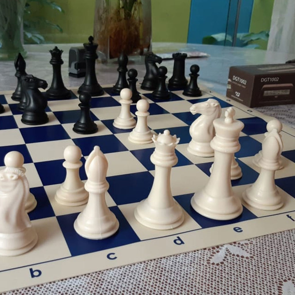  Piezas de ajedrez Club de calidad con 3 3/4 King : Juguetes y  Juegos