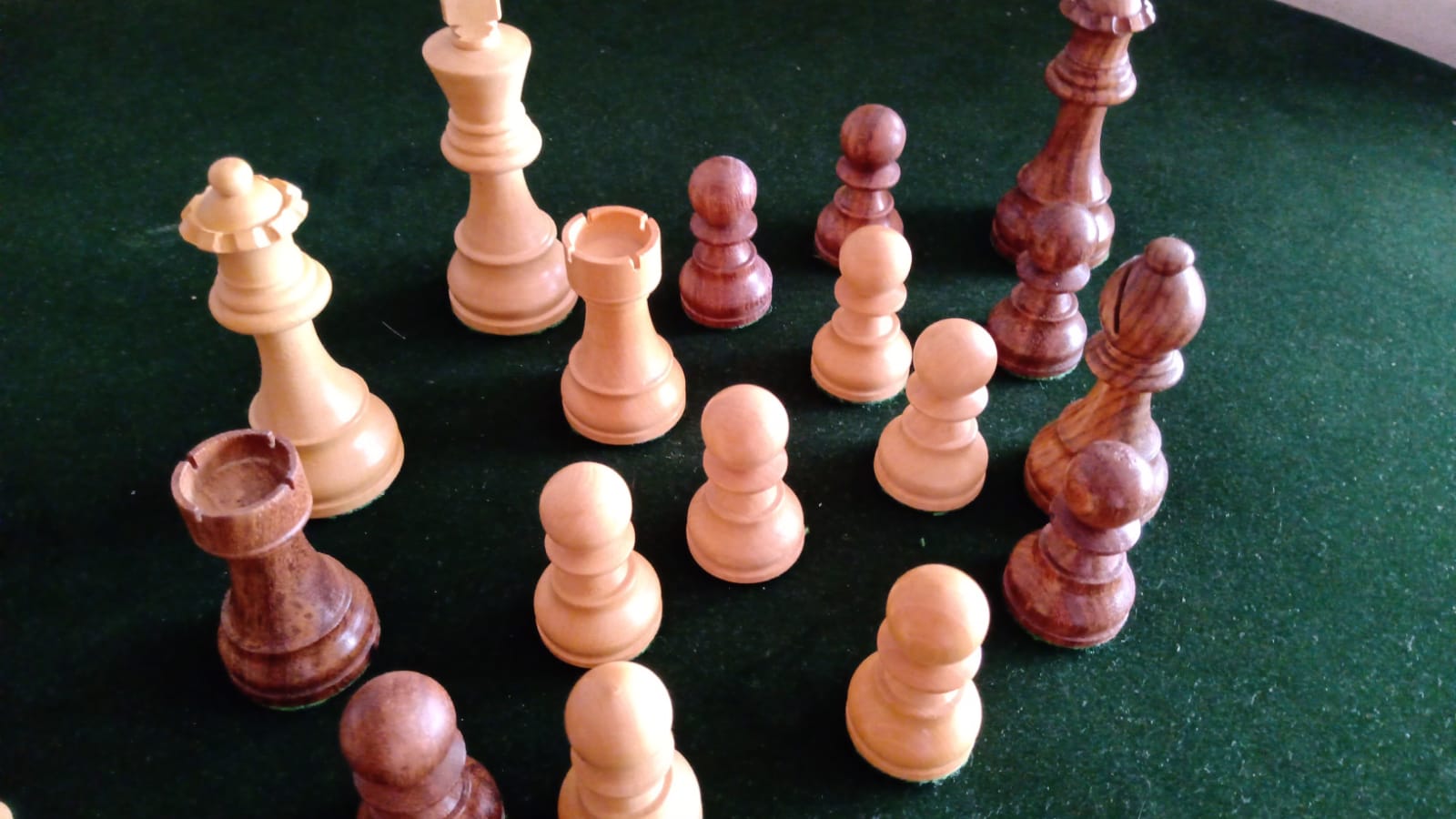 Set DGT de Madera con Piezas Pesadas y Tablero de Nogal - Imagen 13