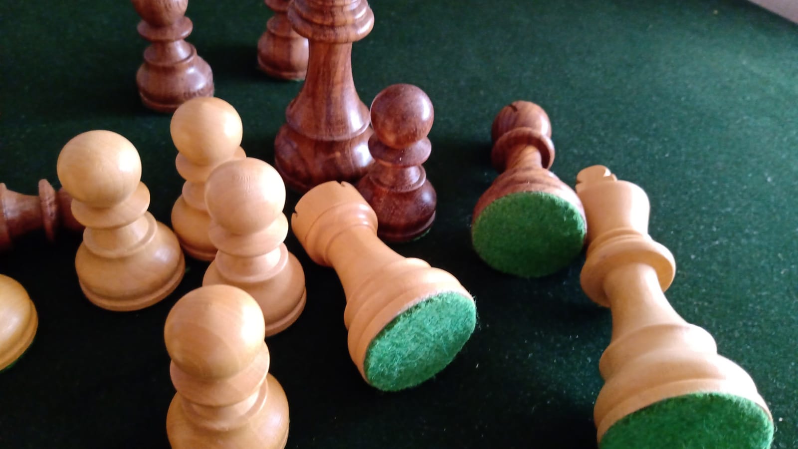 Set DGT de Madera con Piezas Pesadas y Tablero de Nogal - Imagen 11