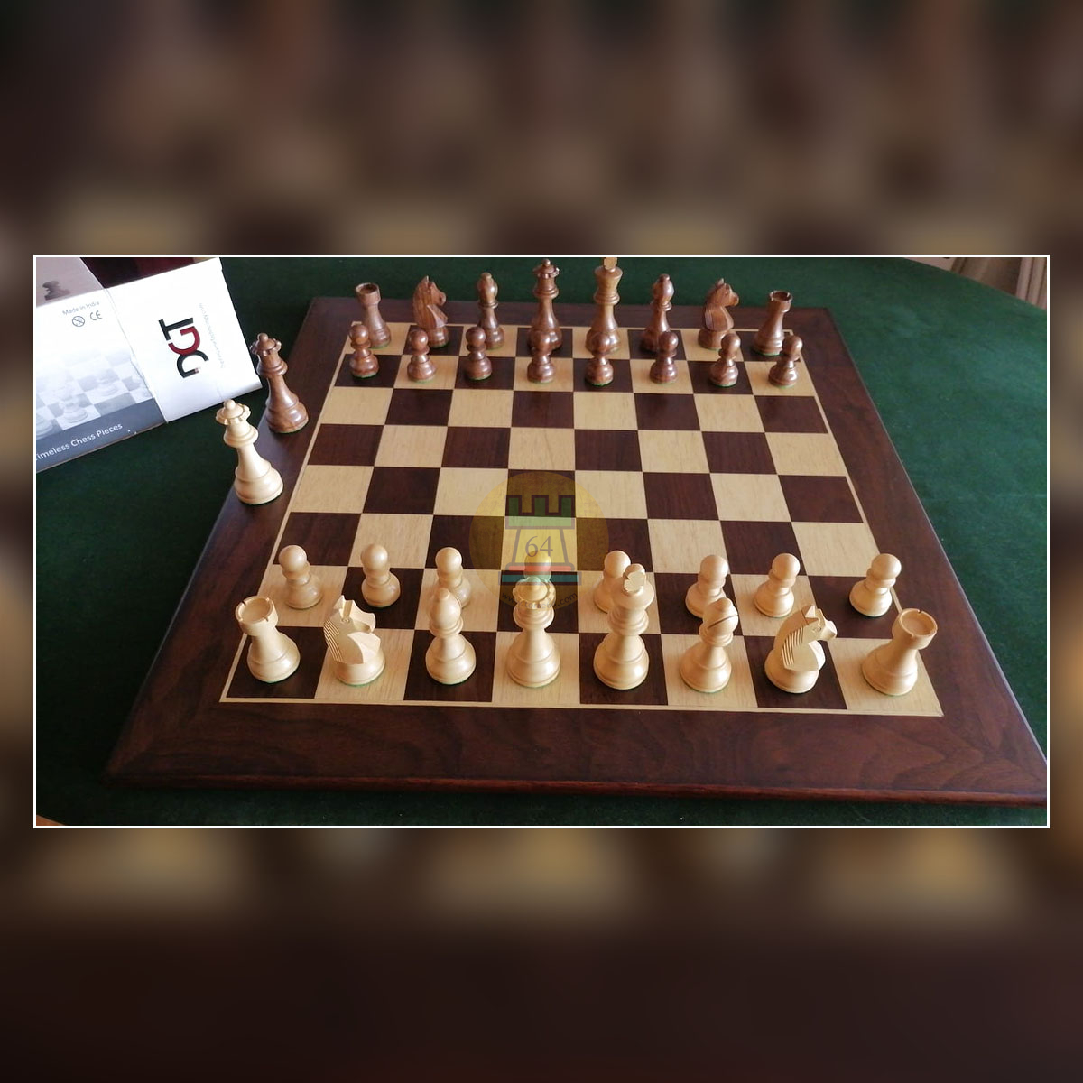 Set DGT de Madera con Piezas Pesadas y Tablero de Nogal